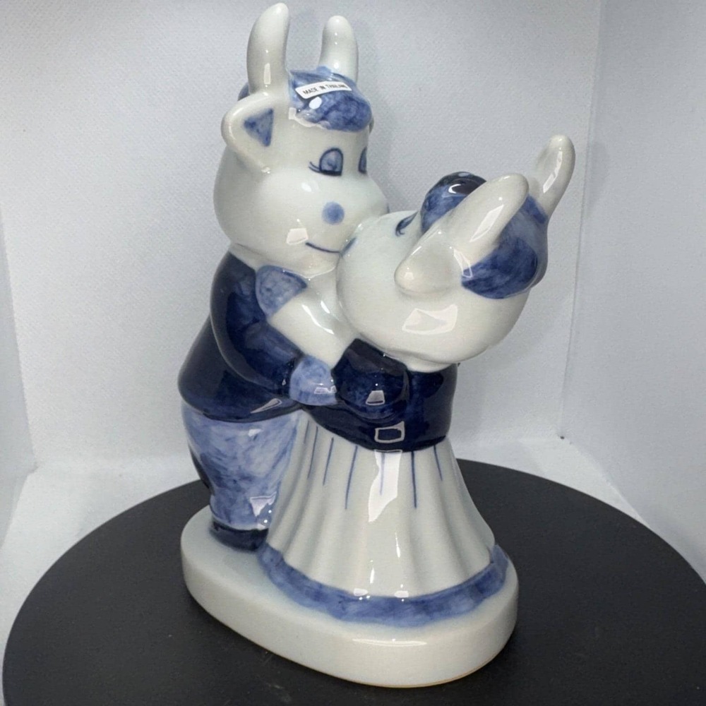Delft Blue 6.5" Figurine Dutch Kissing Cows